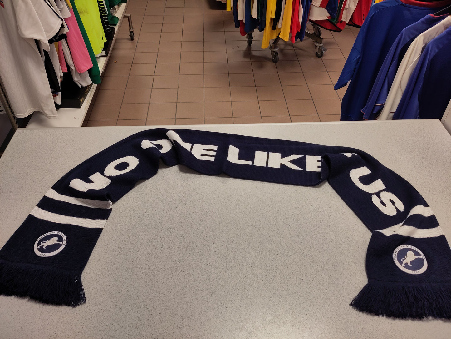 Millwall skjerf No one likes us