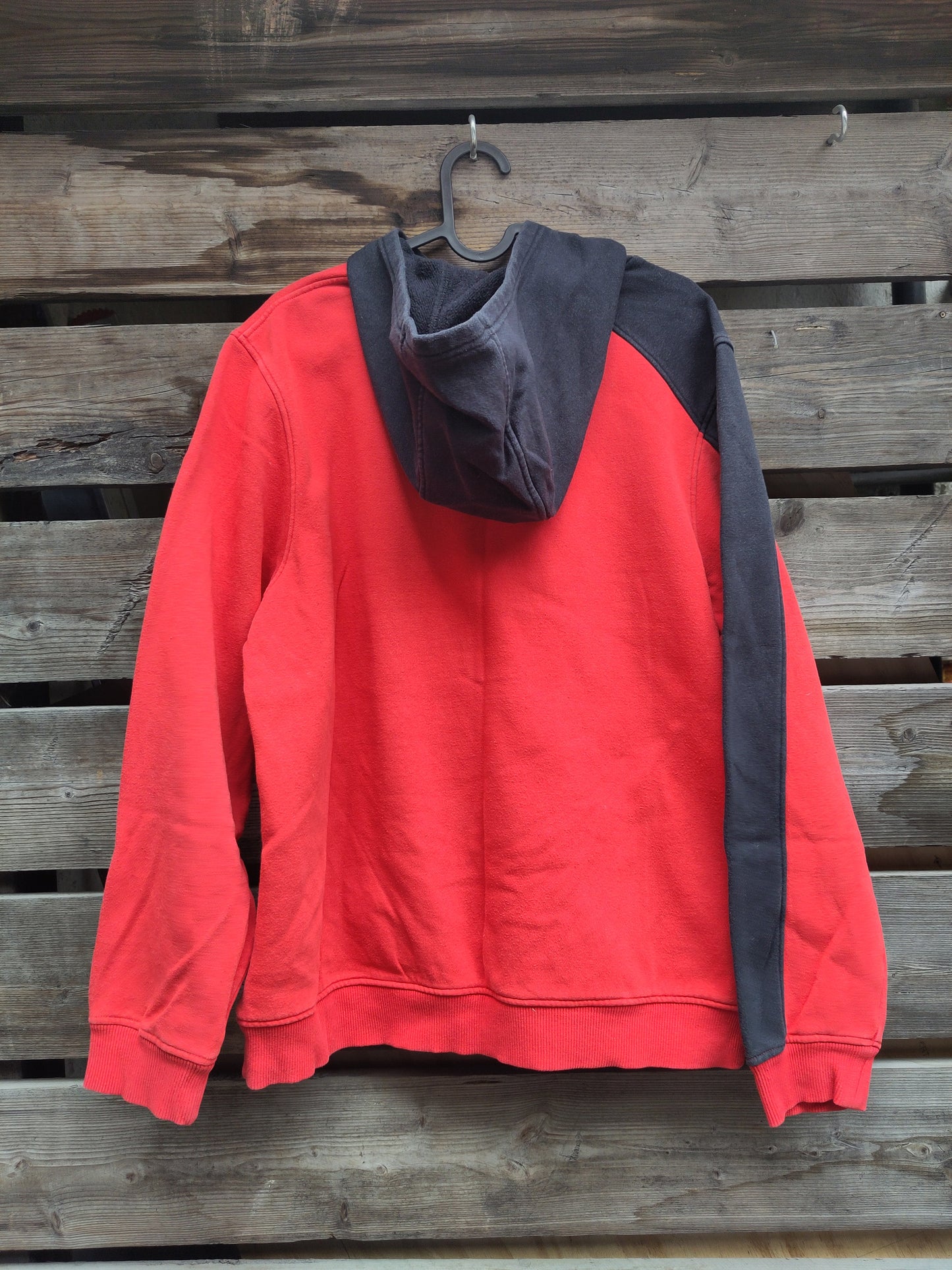 Liverpool hettegenser rød/svart New Balance