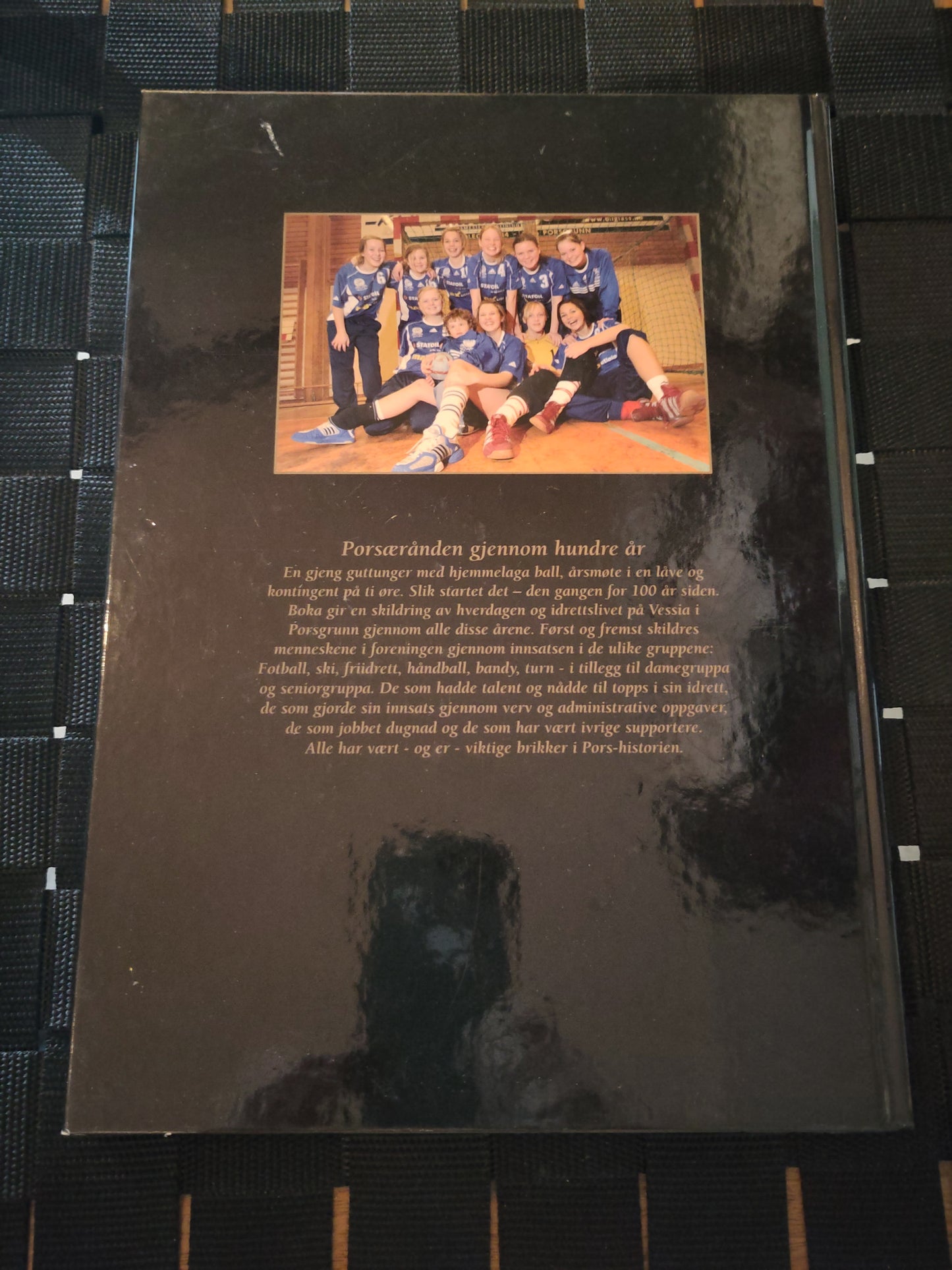 BOK: Pors 100 år på Vessia (Jørgensen/Rød)