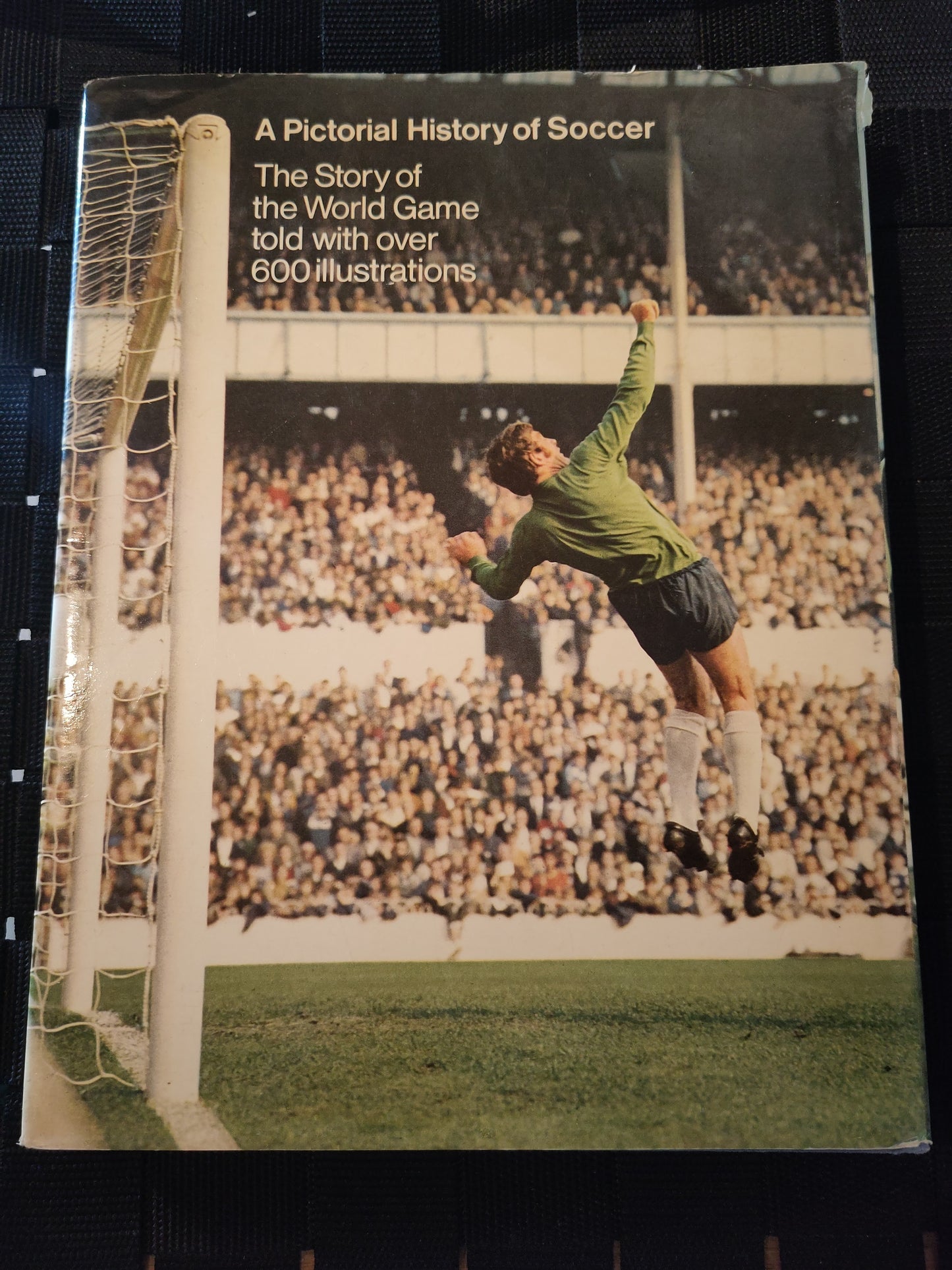 BOK: A Pictorial History of Soccer (Signy)