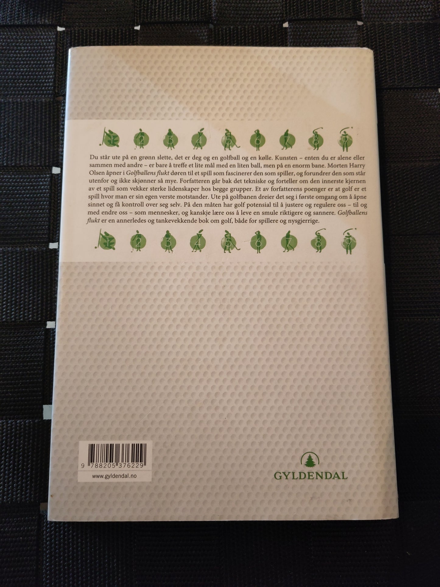 BOK: Golfballens flukt - 18 meditasjoner over golf (Olsen)