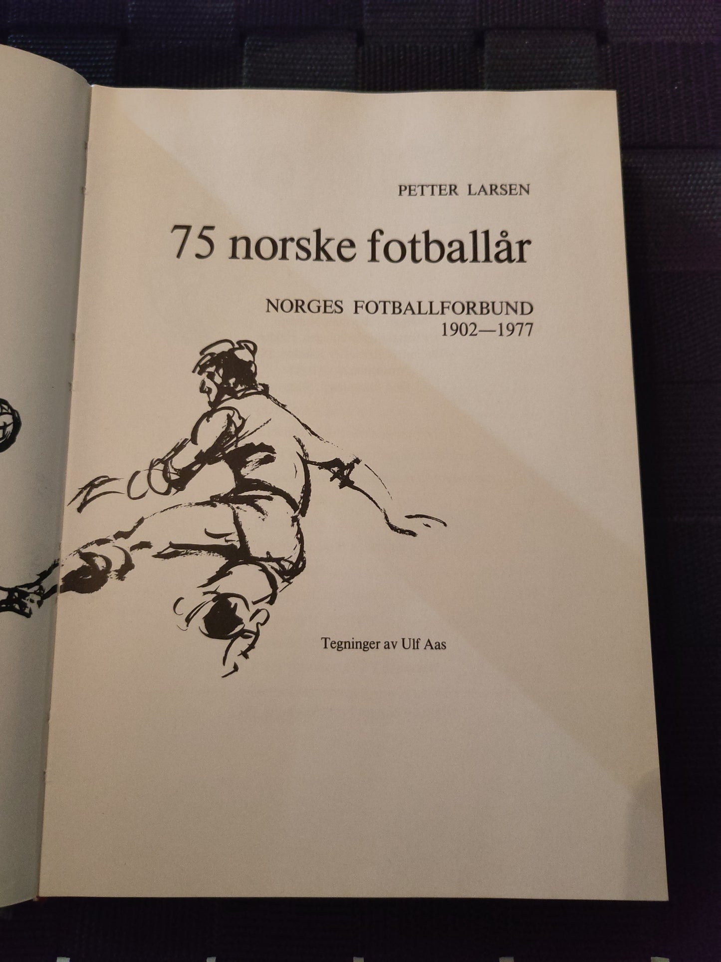 BOK: 75 norske fotballår - NFF 1902-1977 (Petter Larsen)