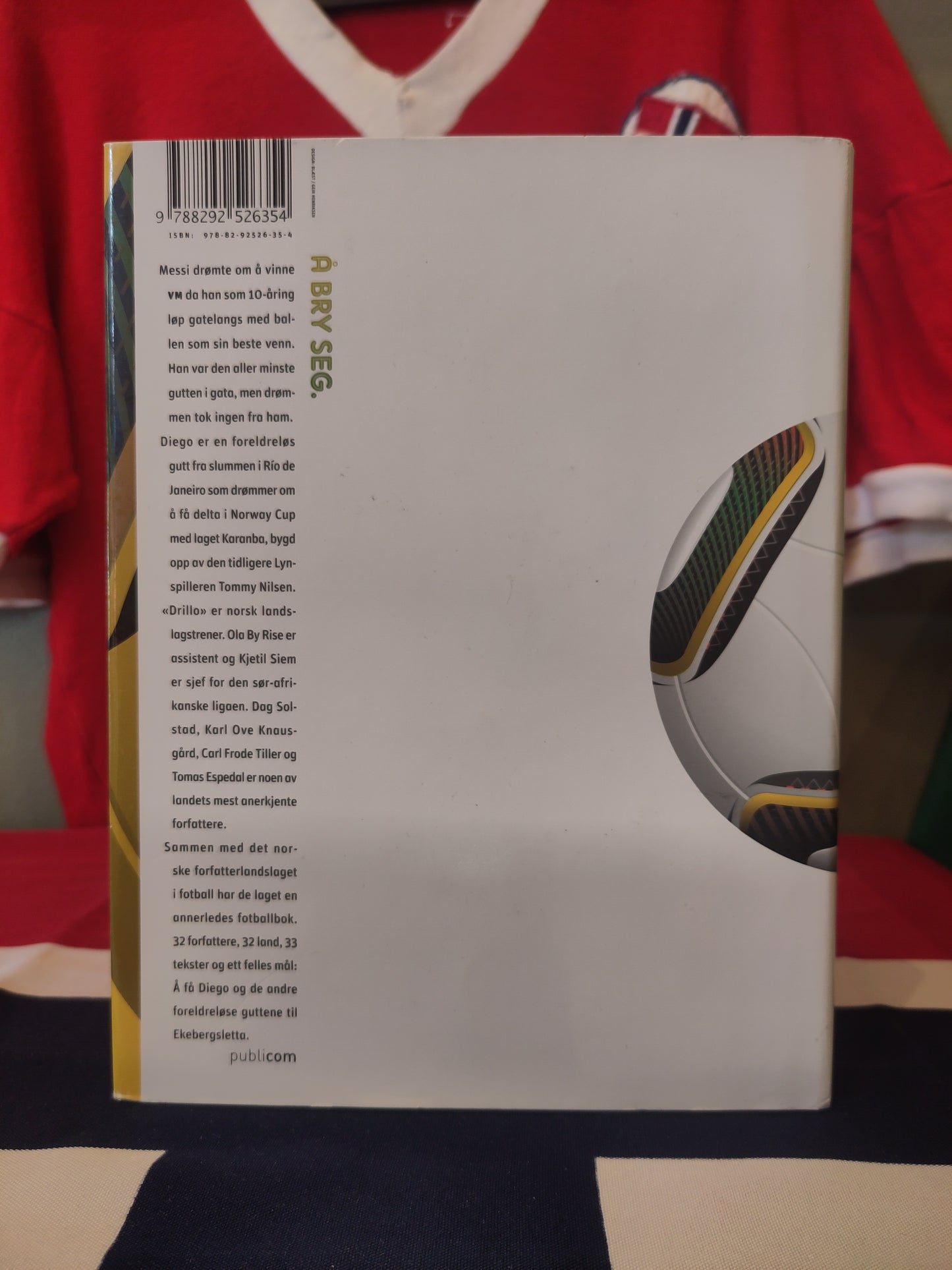 BOK: VM 2010 - 32 land, 33 tekster (Forfatterlandslaget)