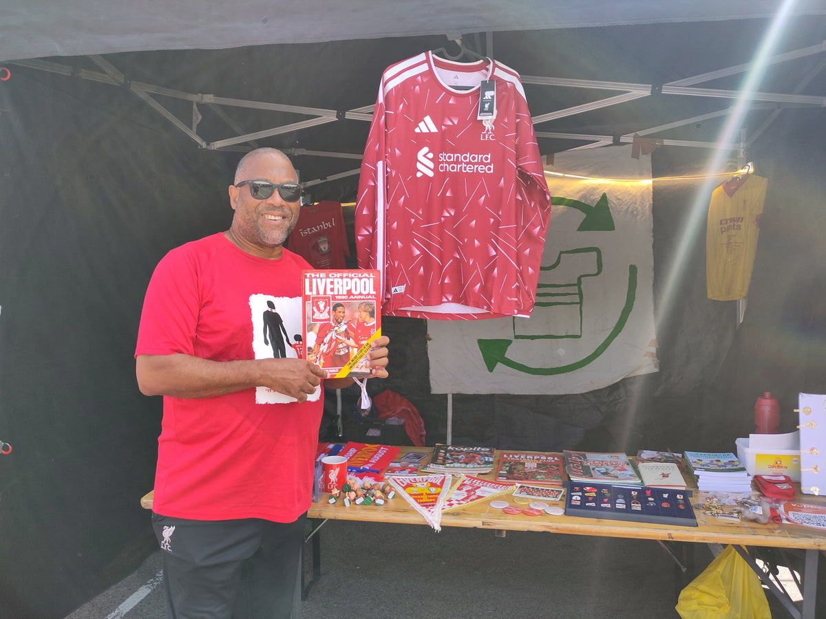 BOK: The Official Liverpool 1990 Annual signert av John Barnes