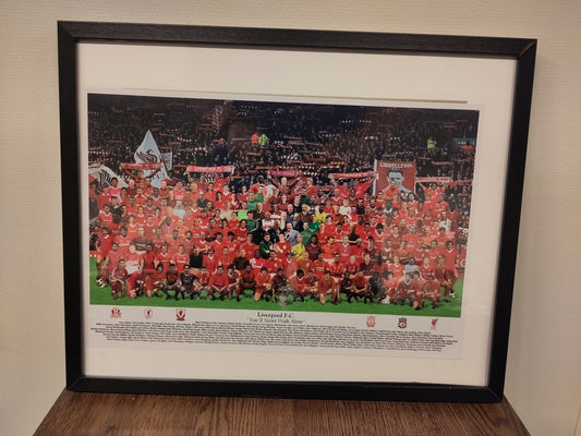 Bilde: Liverpool - historiske spillere foran The Kop