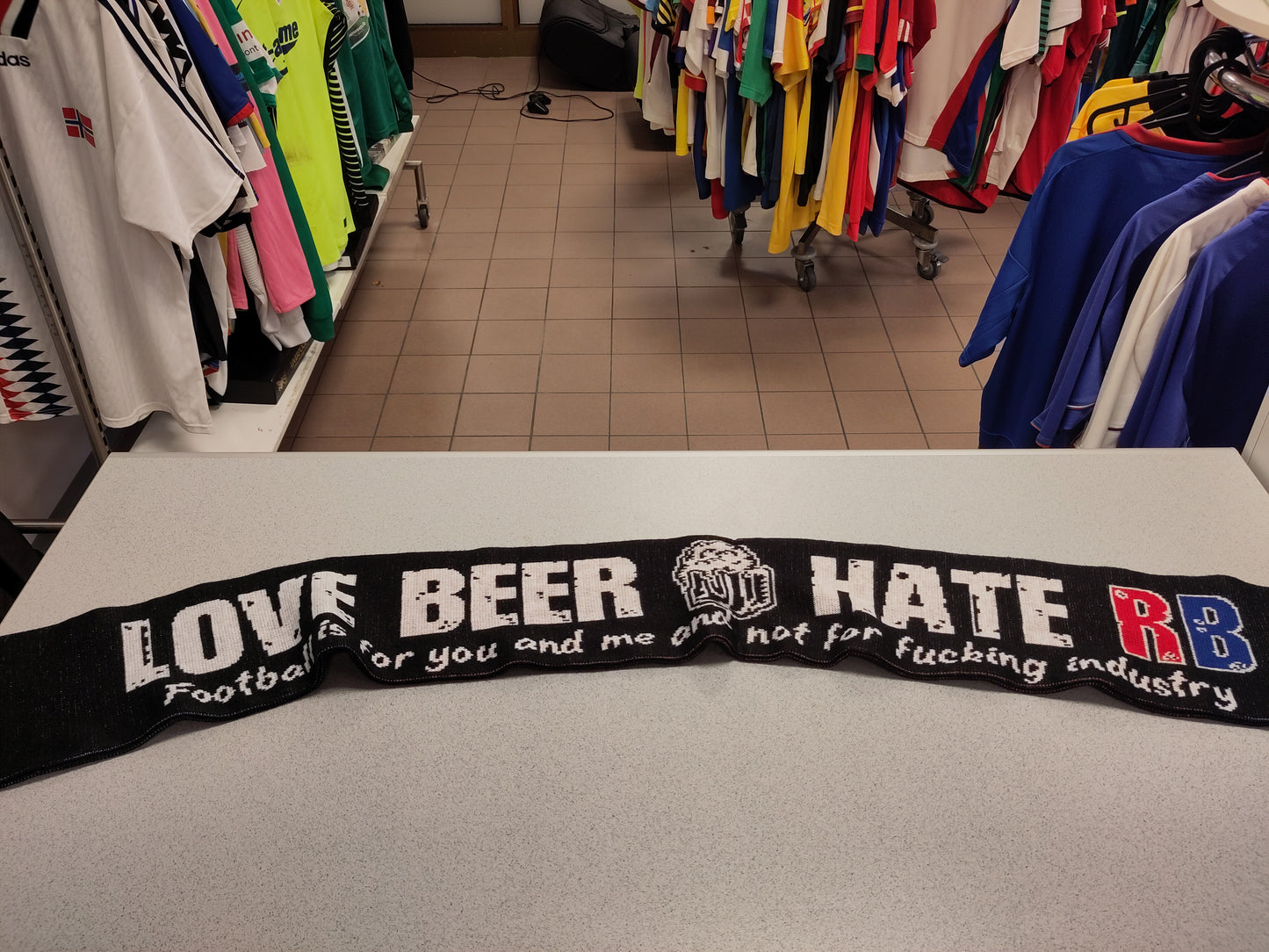 Anti Red Bull skjerf Love Beer Hate RB