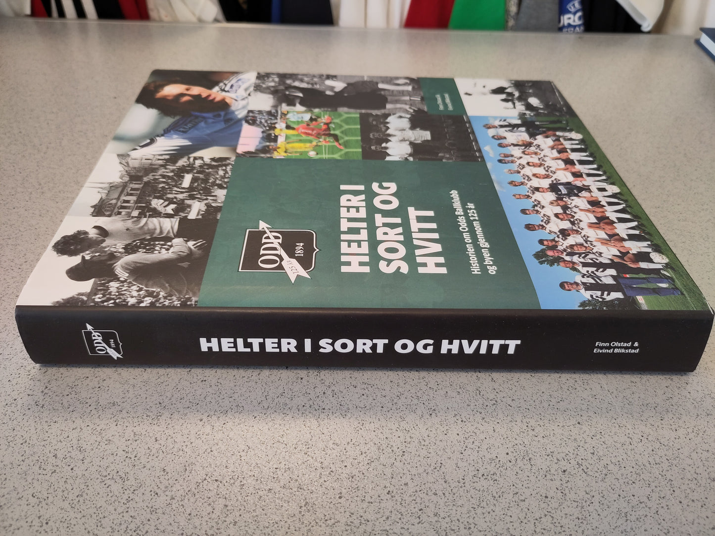 BOK: Historien om Odds Ballklubb og byen gjennom 125 år - Helter i sort og hvitt (Olstad/Blikstad)