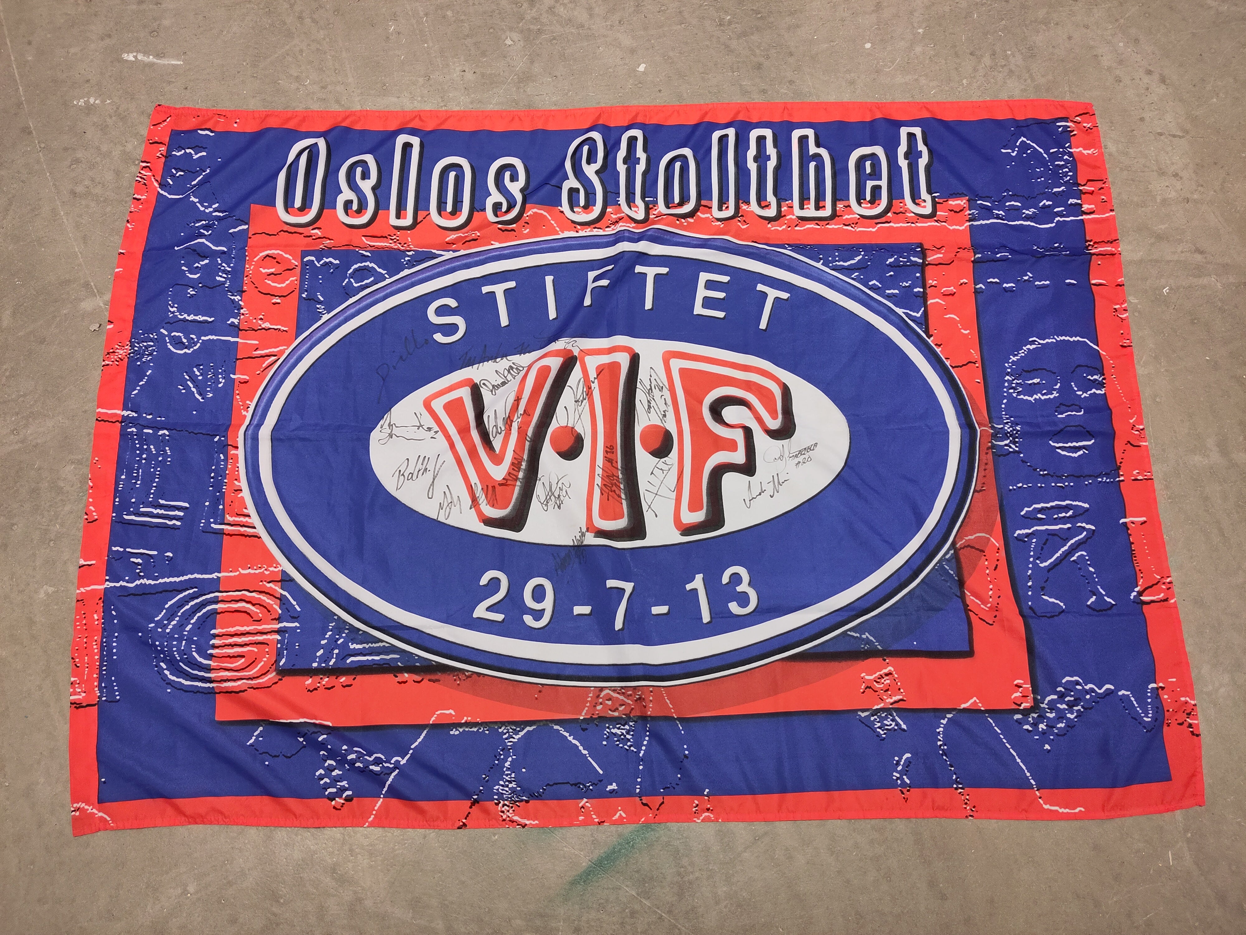 Vålerenga flagg signert – Forza Hamar