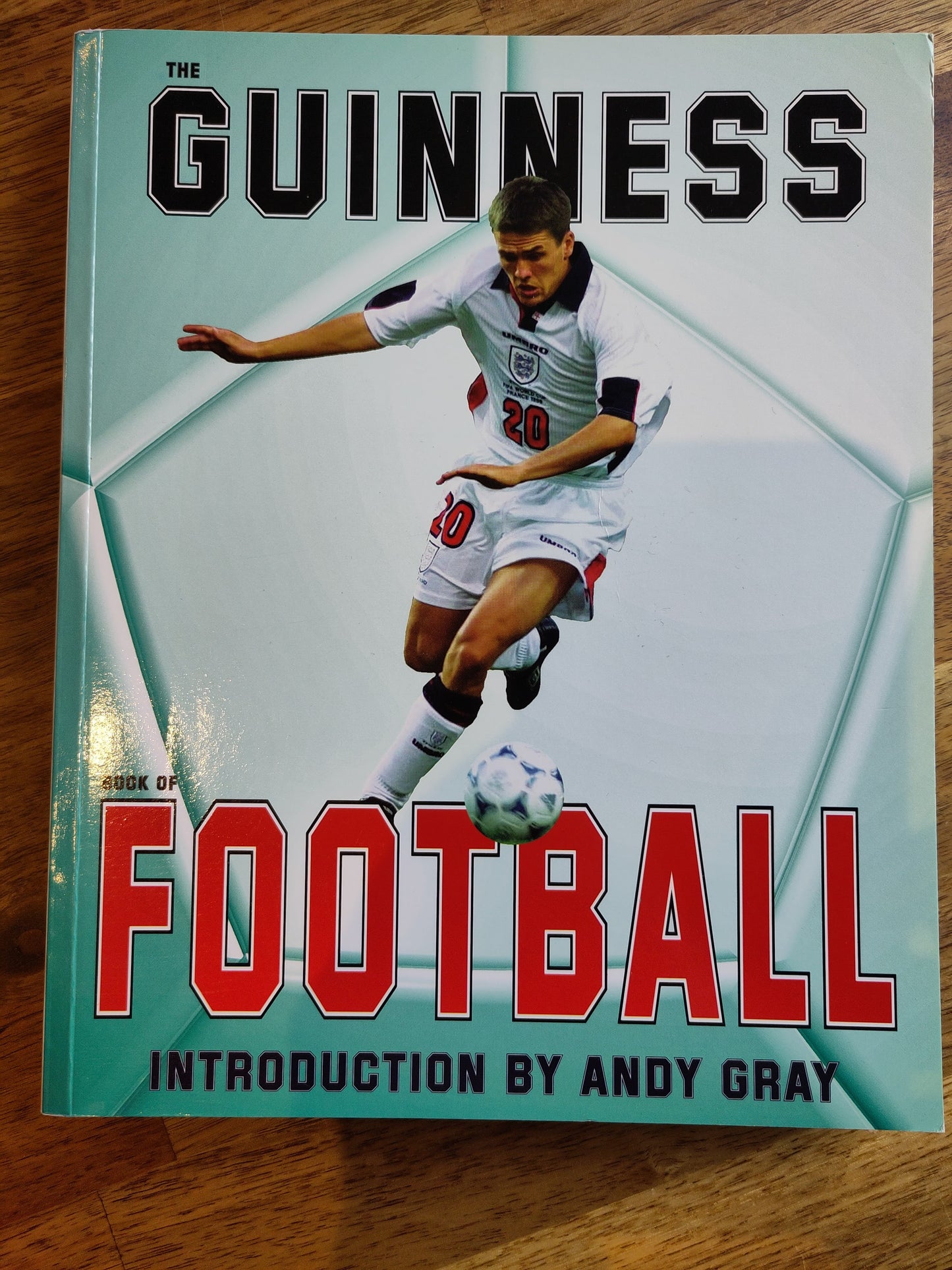 BOK: The Guiness Book of Football