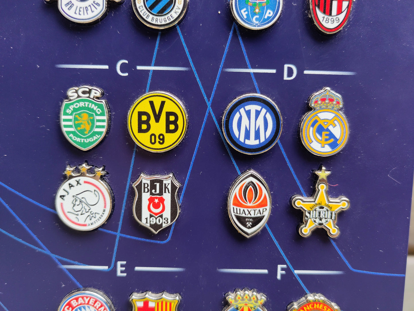 UEFA Champions League 2021-22 Limited Edition skilt m/ pins