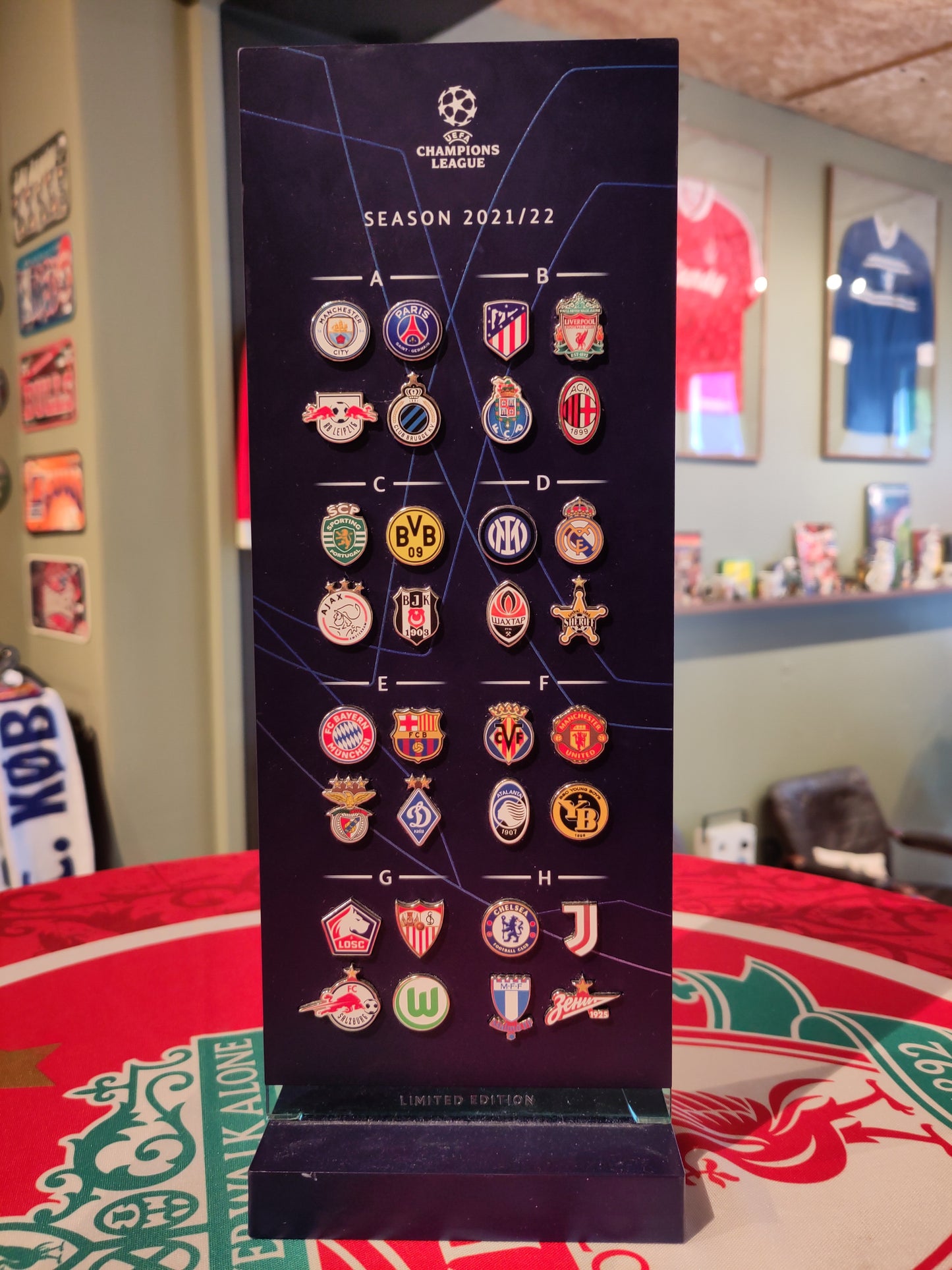 UEFA Champions League 2021-22 Limited Edition skilt m/ pins