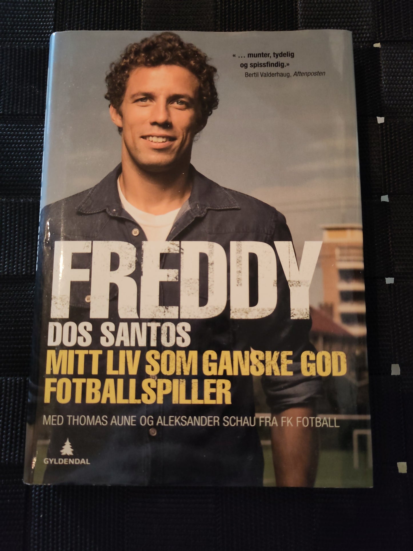 BOK: Freddy dos Santos - Mitt liv som ganske god fotballspiller (Schau/Aune/dos Santos)