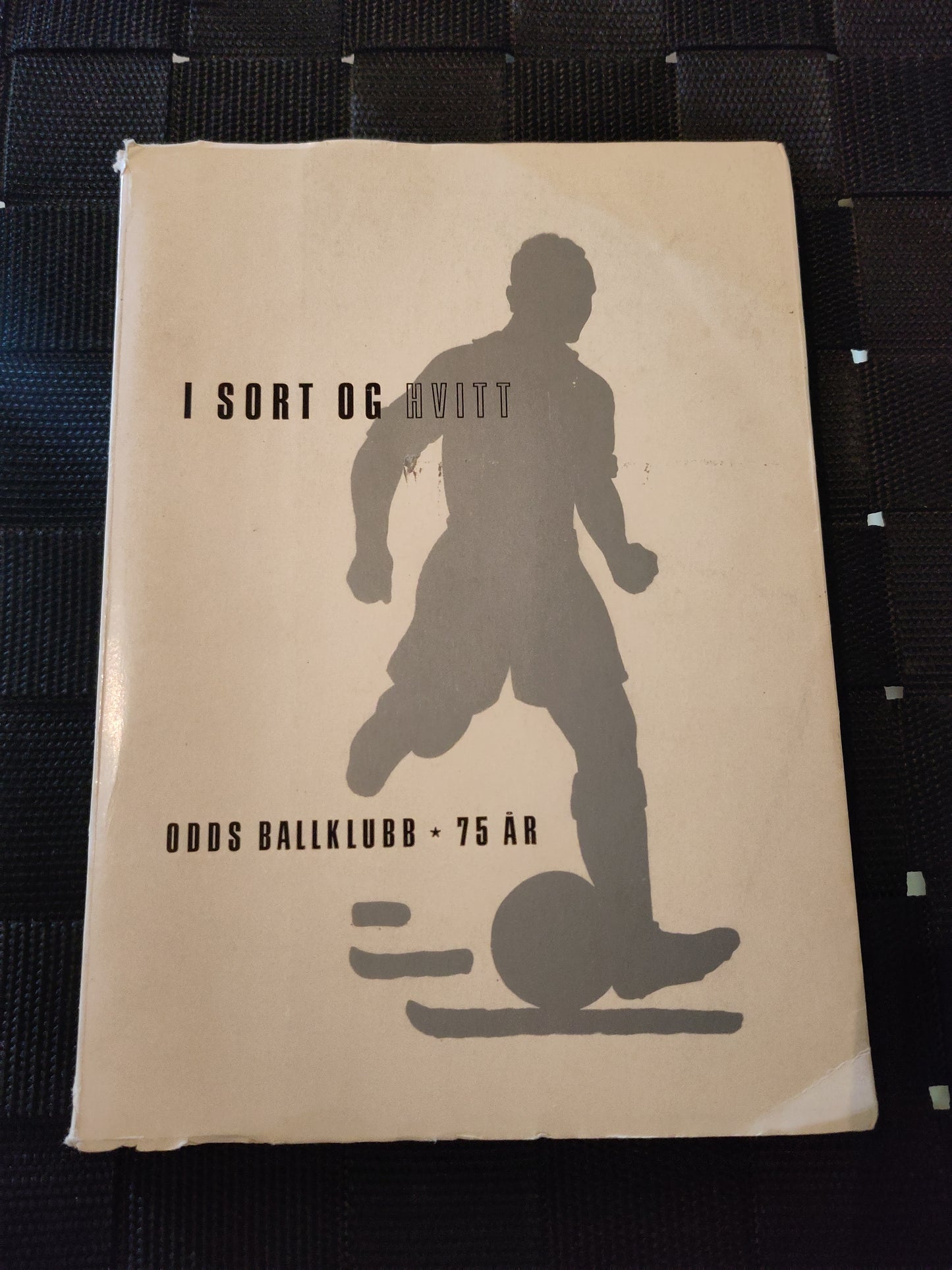 BOK: I sort og hvitt - Odds Ballklubb 75 år