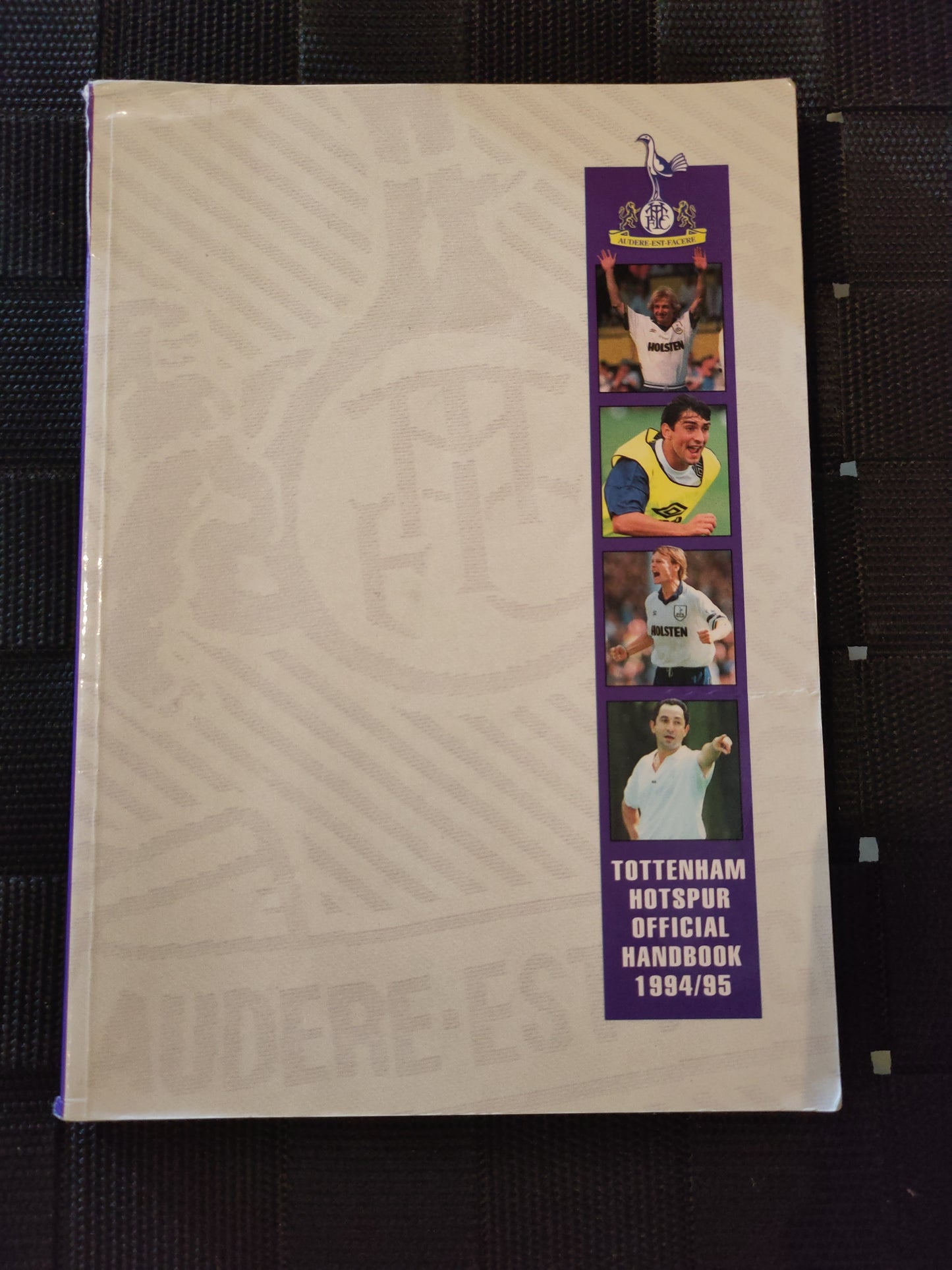 BOK: Tottenham Official Handbook (årganger fra 1961-1995)