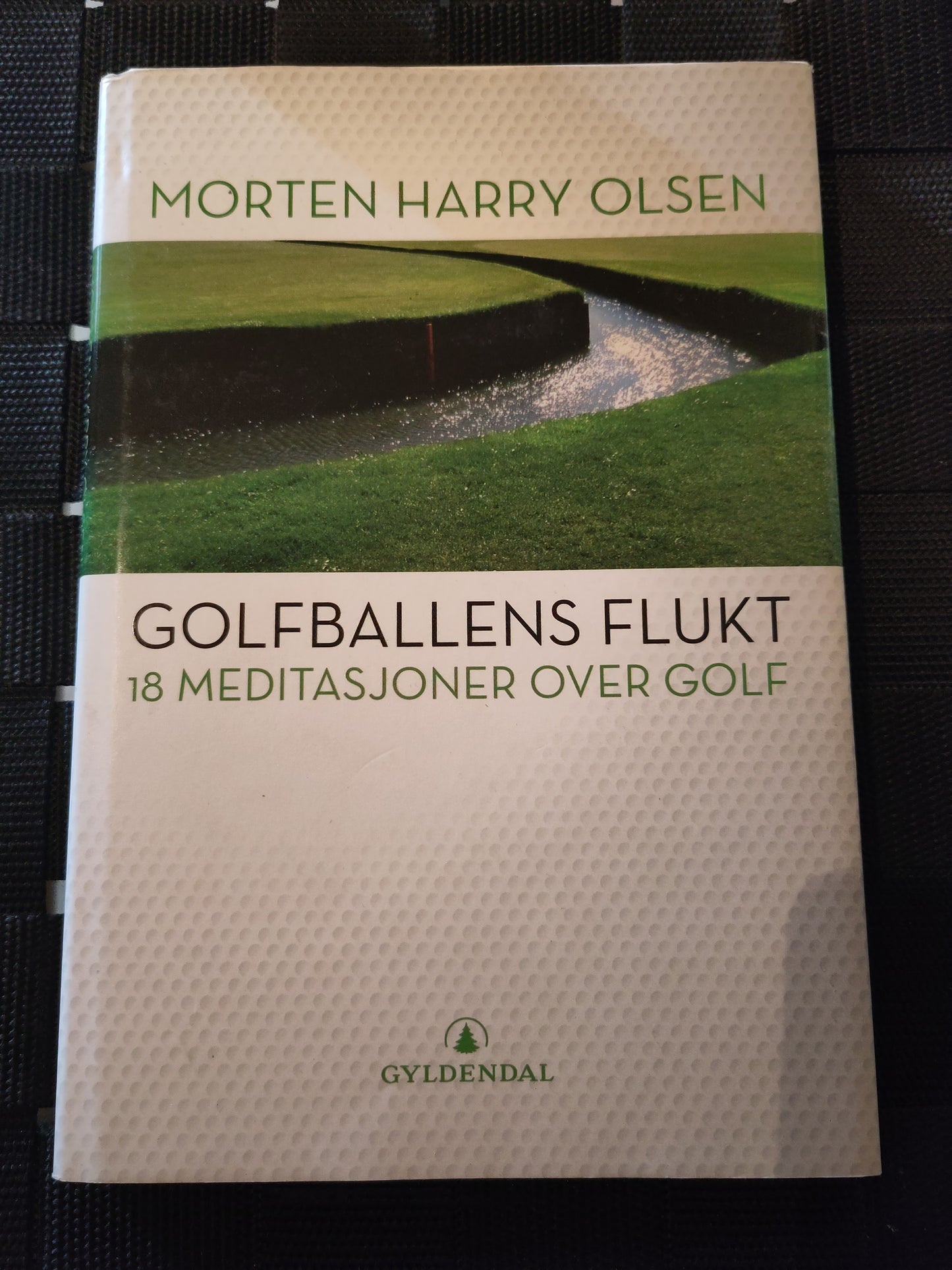 BOK: Golfballens flukt - 18 meditasjoner over golf (Olsen)
