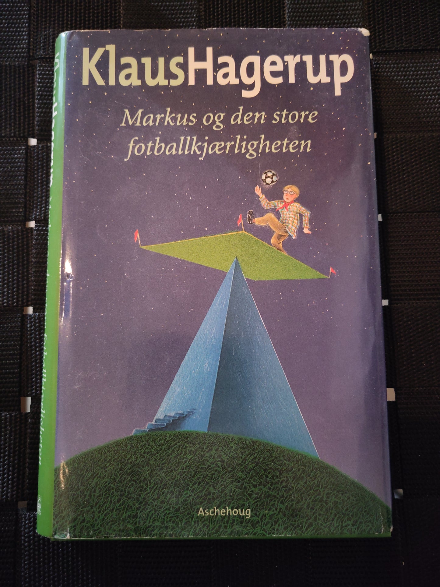 BOK: Markus og den store fotballkjærligheten (Klaus Hagerup)
