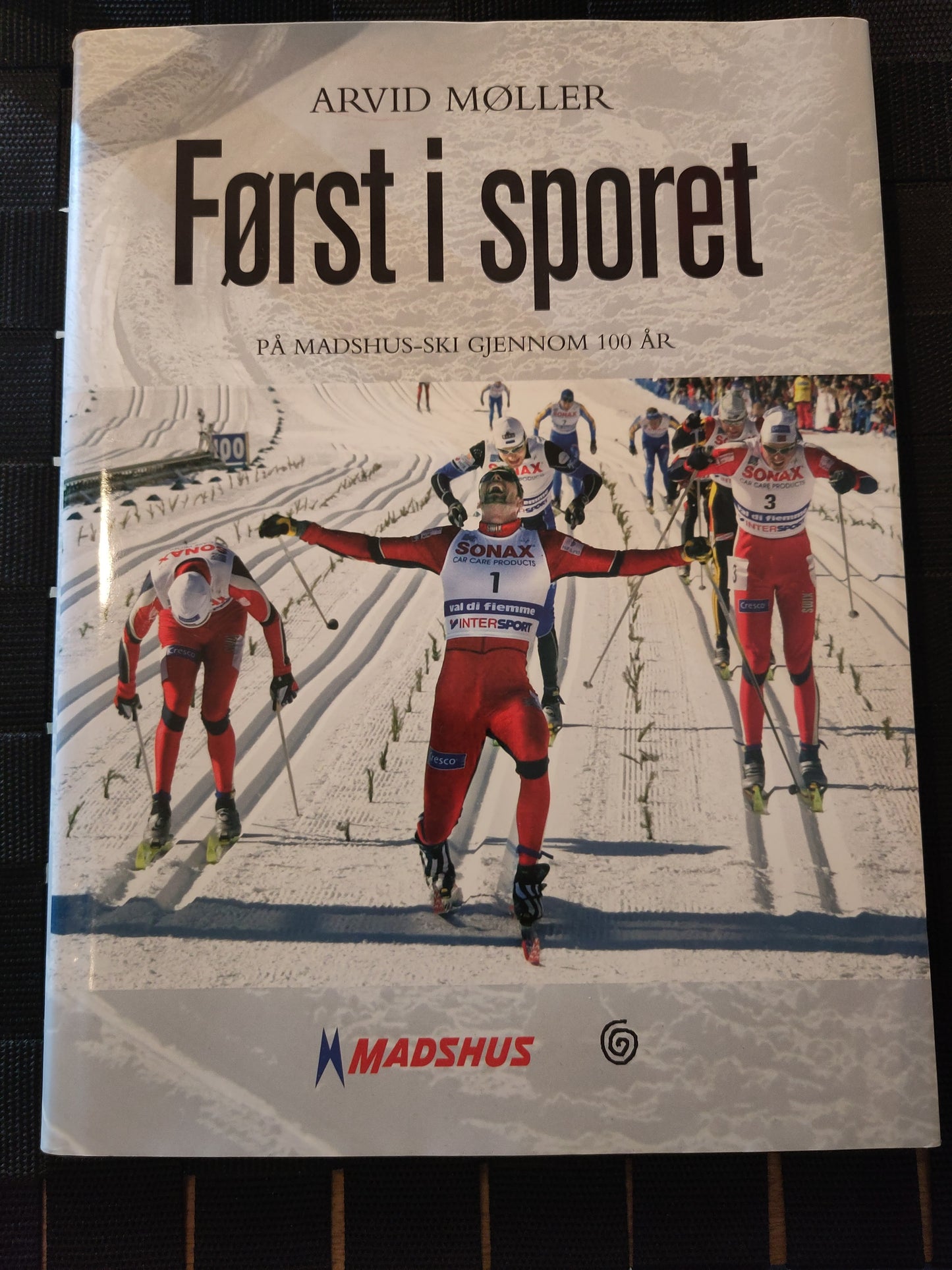 BOK: Først i sporet - på Madshus-ski gjennom 100 år (Møller)