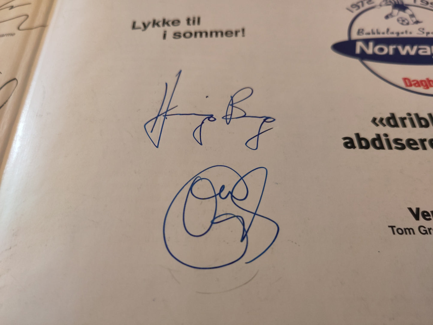 BOK: Verdens rundeste ball - 25 år med Norway Cup (Stalsberg/Grønvold/Dahl) signert av Solskjær og Berg