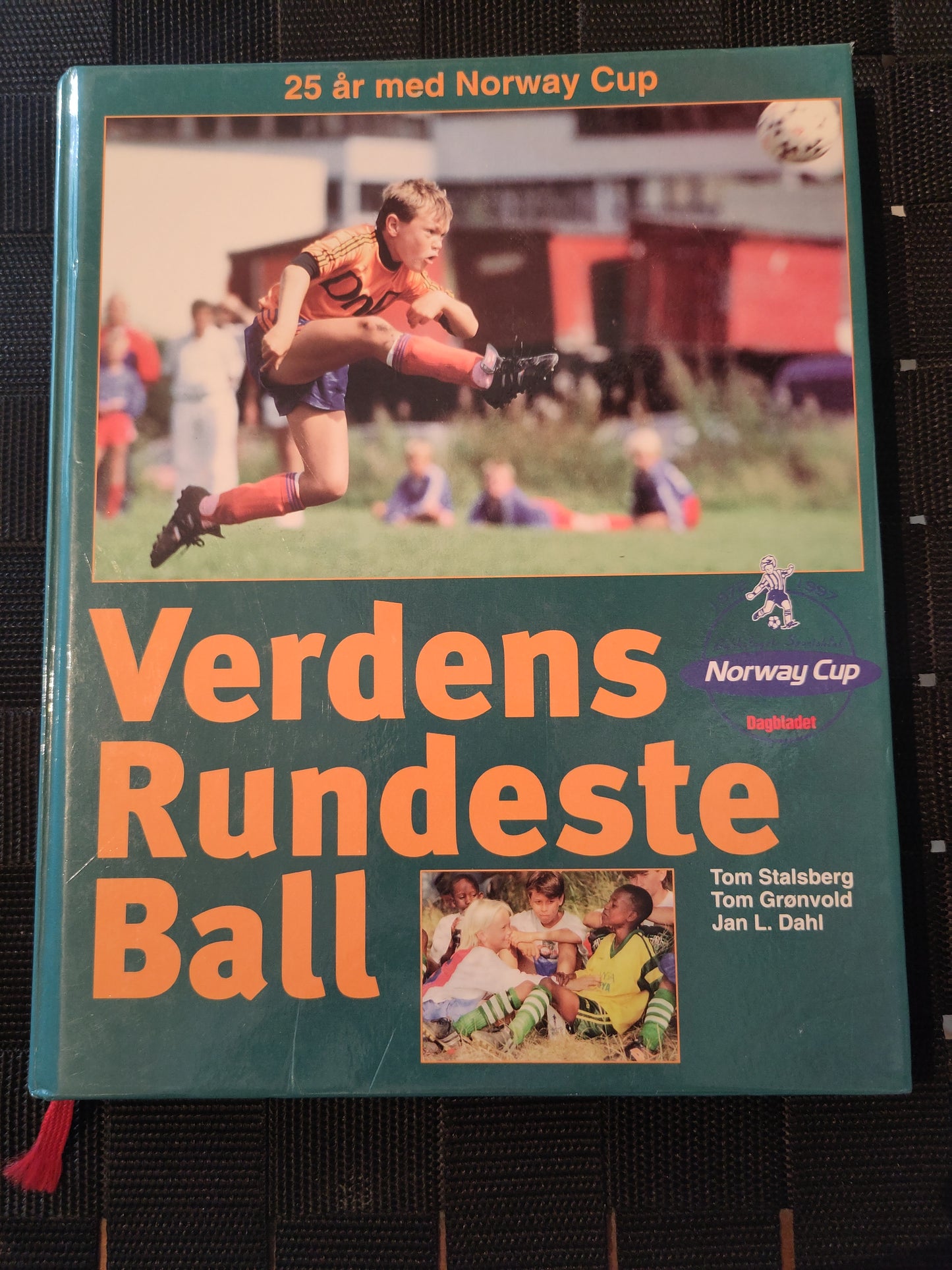 BOK: Verdens rundeste ball - 25 år med Norway Cup (Stalsberg/Grønvold/Dahl) signert av Solskjær og Berg