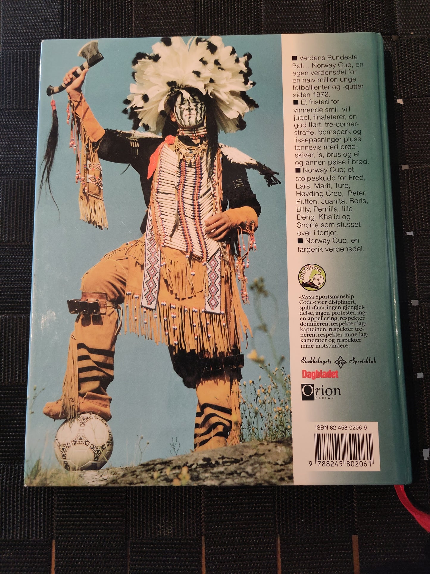 BOK: Verdens rundeste ball - 25 år med Norway Cup (Stalsberg/Grønvold/Dahl) signert av Solskjær og Berg