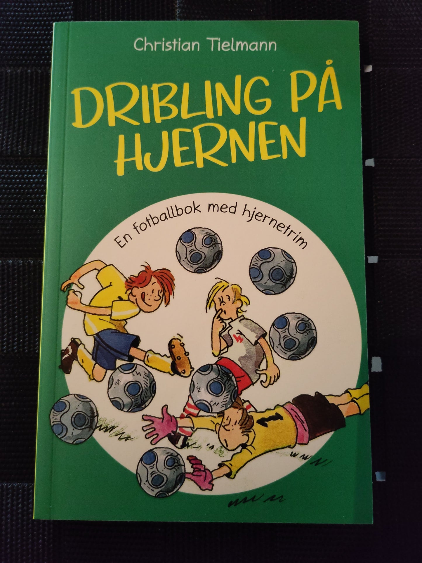 BOK: Dribling på hjernen - en fotballbok med hjernetrim (Tielmann)