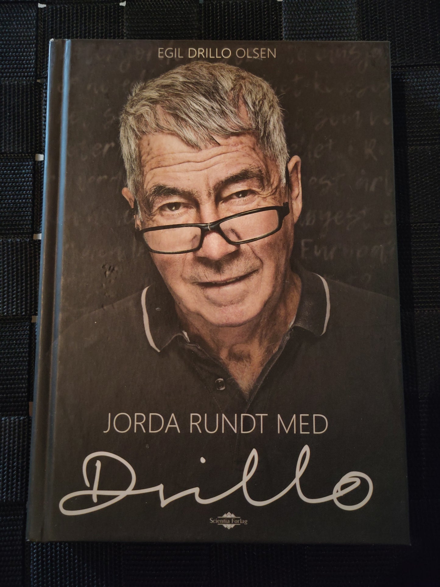 BOK: Jorda rundt med Drillo (Olsen) signert