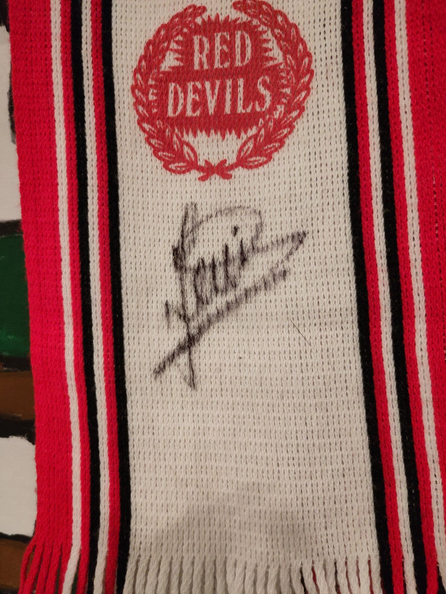 Manchester United skjerf signert McIlroy & Sharpe