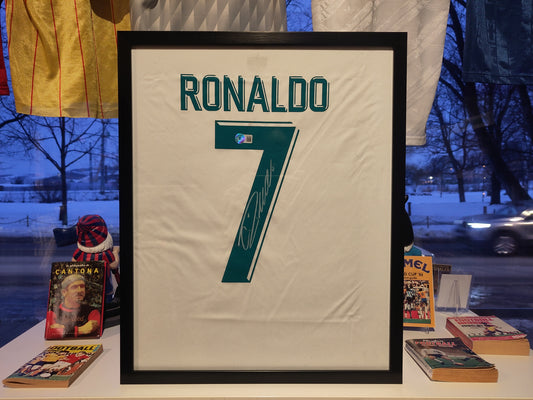 Real Madrid innrammet drakt Ronaldo signert (autentisiert signatur - uoriginal drakt)