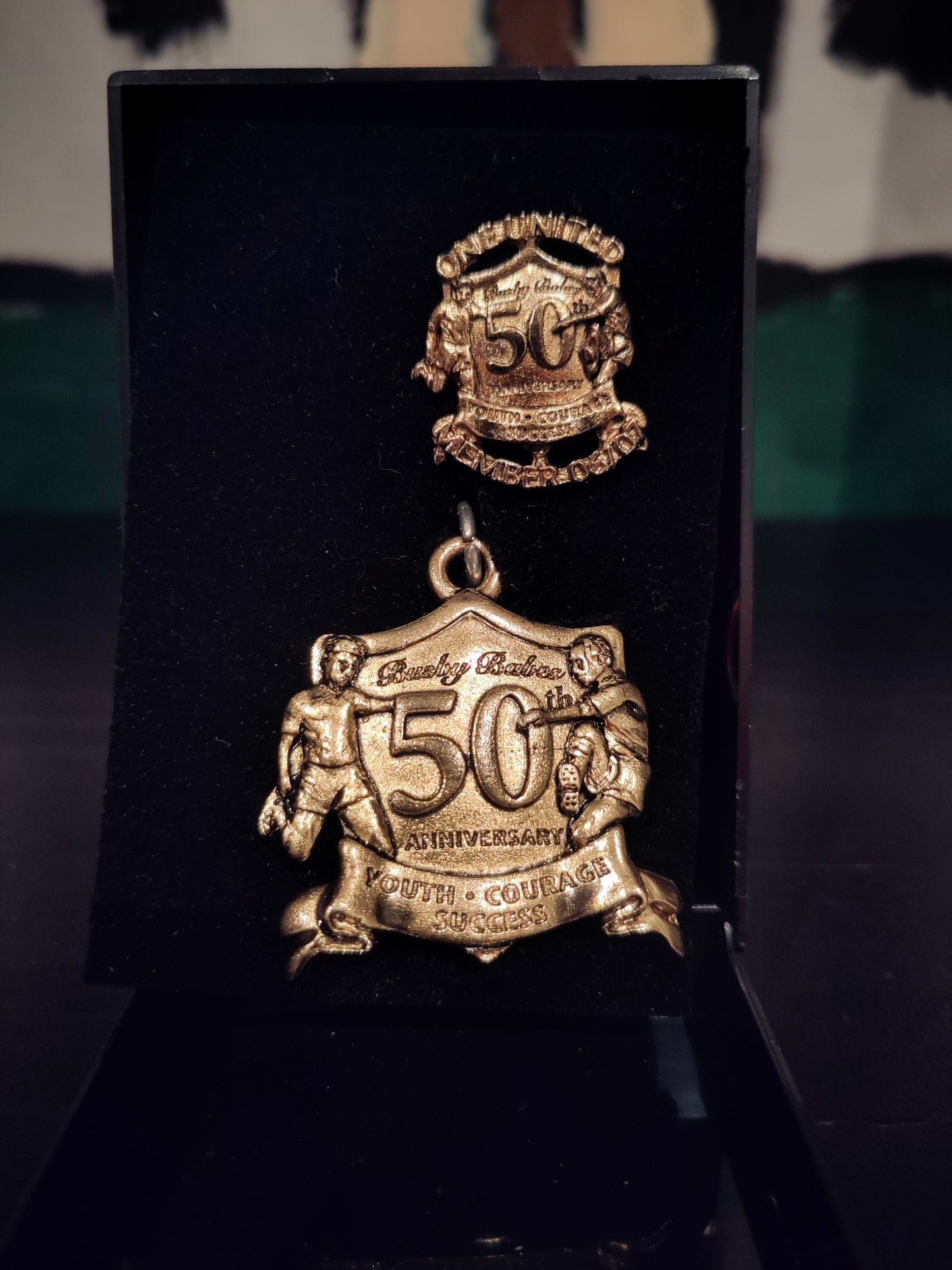 Manchester United nøkkelring & pin Busby Babes 50th Anniversary