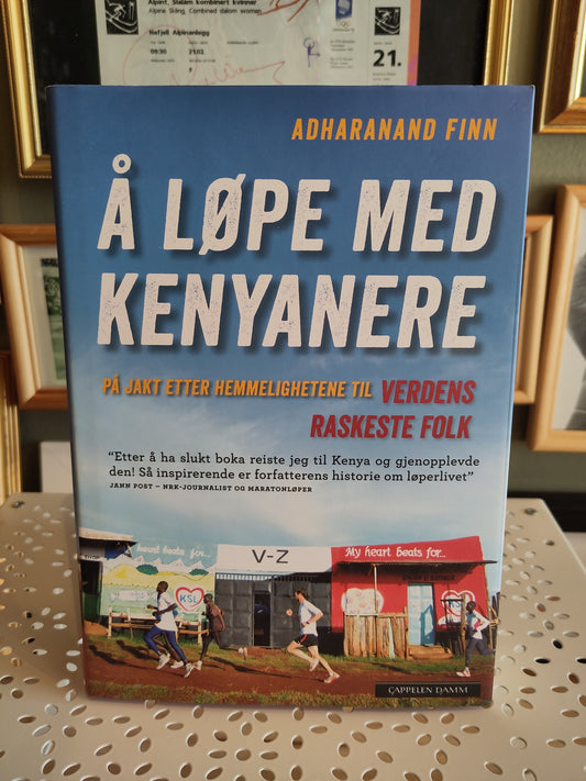 BOK: Å løpe med kenyanere - på jakt etter hemmelighetene til verdens raskeste folk (Finn)