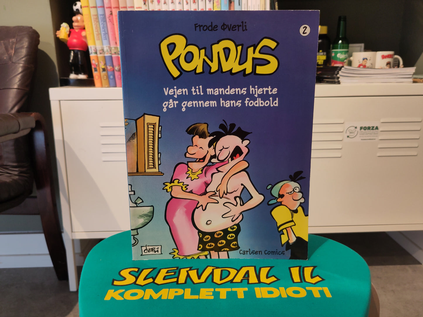 Pondus album dansk: Vejen til mandens hjerte går gennem hans fodbold (Øverli)