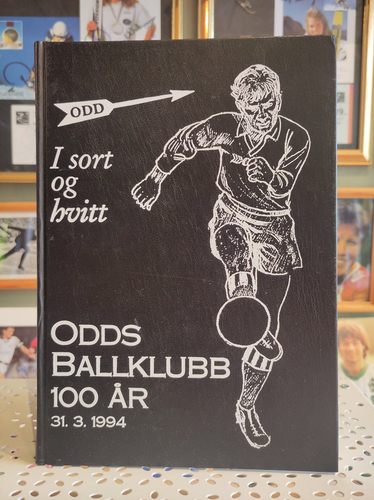 BOK: I sort og hvitt - Odds Ballklubb 100 år