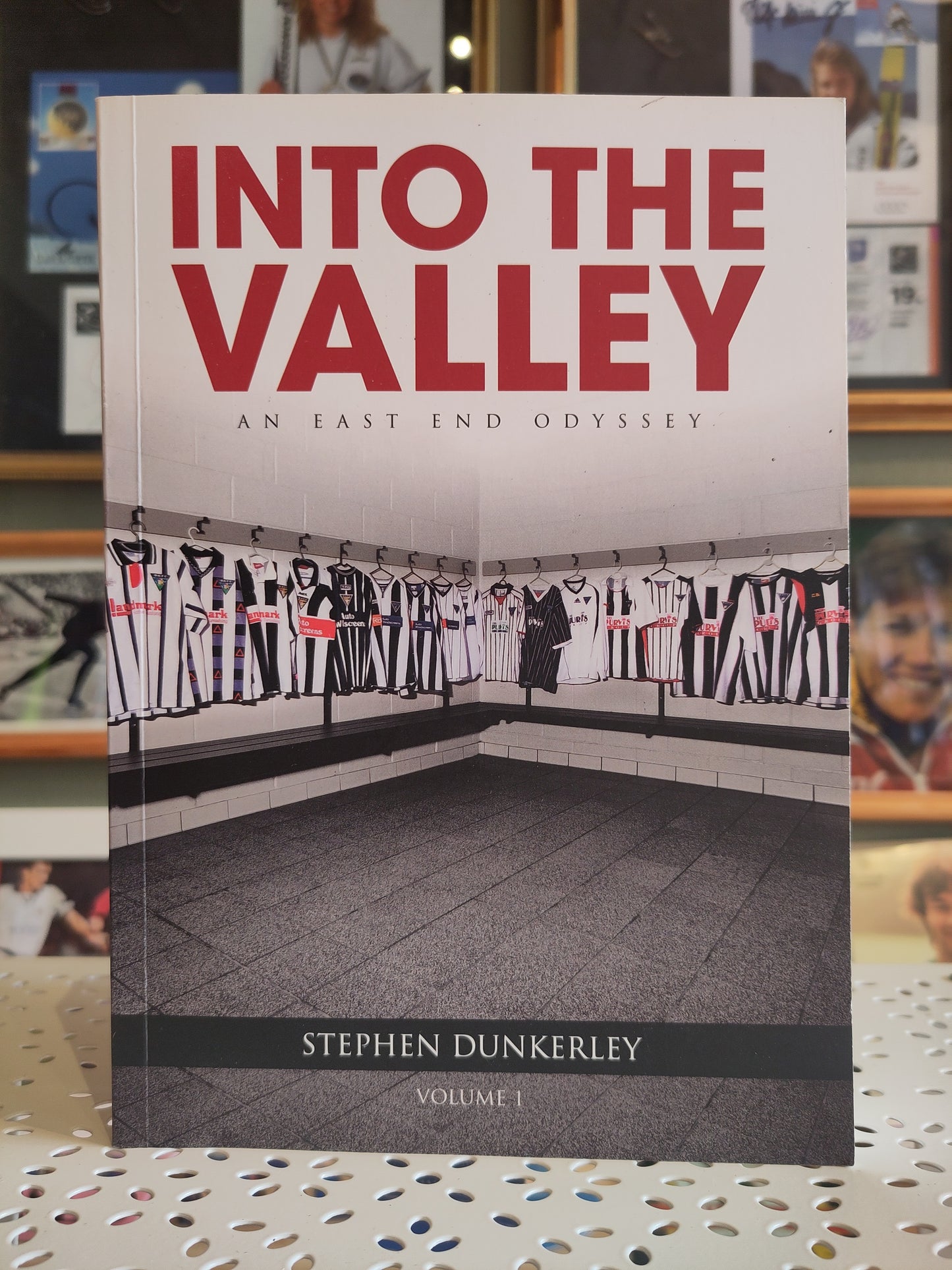 BOK: Into the Valley - An East End Odyssey - Volume 1 (Dunkerley)