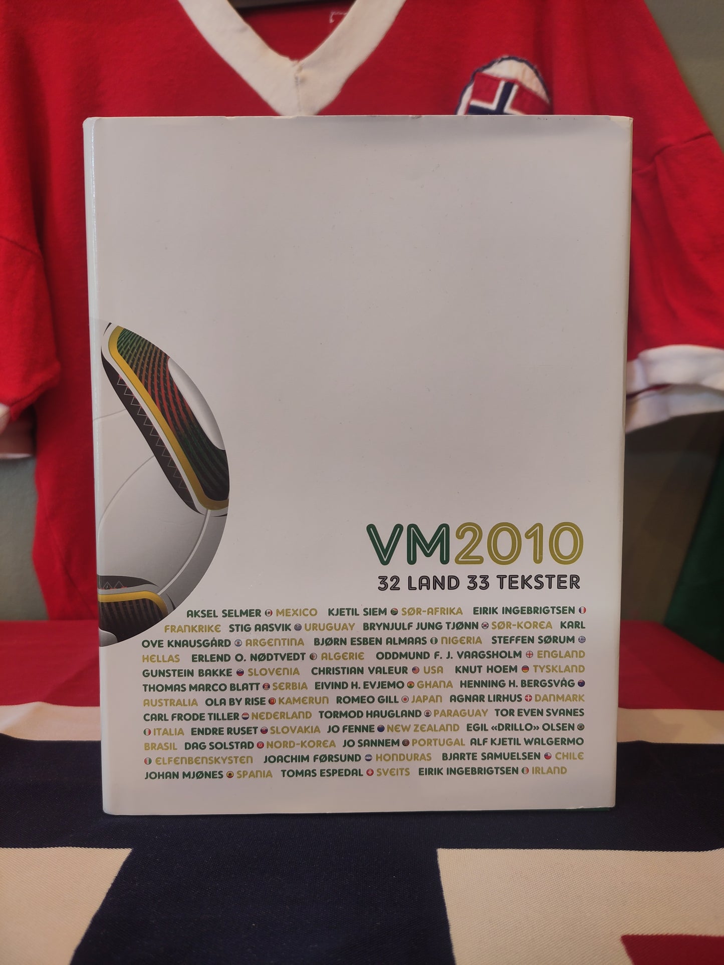 BOK: VM 2010 - 32 land, 33 tekster (Forfatterlandslaget)