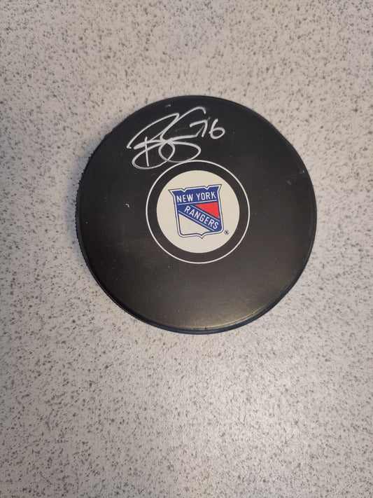 New York Rangers puck signert Brady Skjei