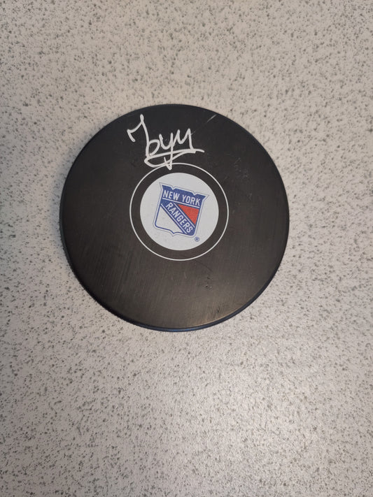 New York Rangers puck signert Pavel Buchnevich